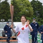 聖火を持ち走る紀平梨花＝２４日午後、丹波篠山市北新町（撮影・秋山亮太）