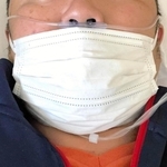 コロナに感染し、入院療養する男性。短期間で症状が悪化し、酸素吸入などで命をつないだ（男性提供）