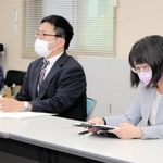 六甲アイランド高校で２０１７年に起きた男子生徒飛び降り問題を巡り、会見で保護者のコメントを読み上げる弁護士＝２４日午後、神戸市中央区橘通１