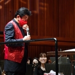 還暦にちなみ赤いベストを贈られて祝福される佐渡裕芸術監督（撮影・三津山朋彦）＝西宮市高松町