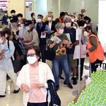 ワクチンの大規模接種が始まり、会場に押し寄せる高齢者＝２５日午後、神戸市中央区東川崎町１（撮影・中西幸大）