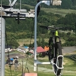 マウンテンバイクを山頂へ運ぶリフト。冬のスキー以外の集客を図る＝豊岡市日高町、アップかんなべスキー場