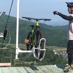 マウンテンバイクを山頂へ運ぶリフト。冬のスキー以外の集客を図る＝豊岡市日高町、アップかんなべスキー場