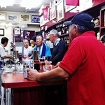 酒類小売業免許のみで営業してきた「角打ち」のコロナ前の光景。休業中の今、店主は「飲食店の営業許可がない不利益を事前に知りたかった」と嘆く＝神戸市内（神戸角打ち学会提供）