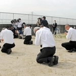 砂浜陥没事故の現場で花を手向ける泉房穂市長ら＝明石市大蔵海岸通１
