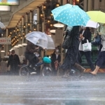 激しく地面を打ちつける雨＝２７日午前、神戸市中央区（撮影・小林良多）