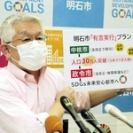 国と県に権限の委譲を求めていく方針を表明する明石市の泉房穂市長＝明石市役所