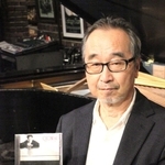 小曽根真さんの新アルバムを手にするＳＯＮＥのオーナー曽根辰夫さん（神戸市中央区中山手通１）