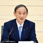 新型コロナウイルス対策本部の会合で、９都道府県の緊急事態宣言延長を表明する菅首相＝28日午後６時58分、首相官邸