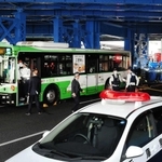 歩行者をはねた後、高架下で止まった神戸市バス＝２０１９年４月２１日、神戸市中央区