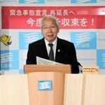 緊急事態宣言再延長後に伴う対策を発表する井戸敏三知事＝28日午後、兵庫県庁（撮影・上杉順子）