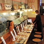 臨時休業中の居酒屋のカウンターを活用し、福助グループ系列店の弁当を並べて販売している＝三田市中央町