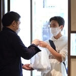 弁当を手渡す際のコミュニケーションも大切に＝神戸市灘区水道筋６