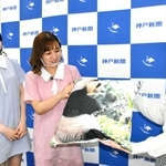 番組では写真コンテストの入賞作をあしらったグッズが紹介された＝神戸新聞社