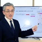 兵庫県内の感染状況についてデータを示しながら説明する神戸大病院の宮良高維・感染制御部長＝２７日、神戸市中央区楠町７