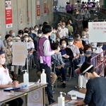 予診票チェックブースの前で待機する高齢者ら＝３１日午前、神戸市兵庫区御崎町１、ノエビアスタジアム神戸（撮影・長嶺麻子）