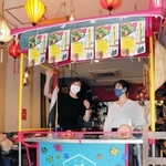 ＰＲを兼ねて屋台で弁当の配達を始めた「神戸アジアン食堂バル　ＳＡＬＡ（サラ）」＝神戸市中央区元町通２