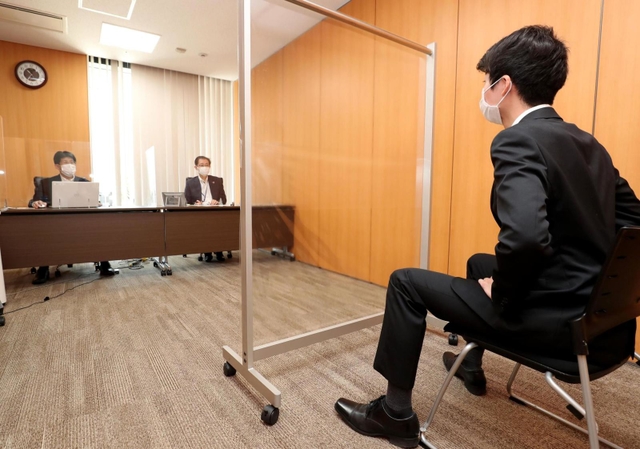 みなと銀行で感染対策の仕切り板越しに面接を受ける学生＝１日午前、神戸市中央区多聞通２（撮影・辰巳直之）