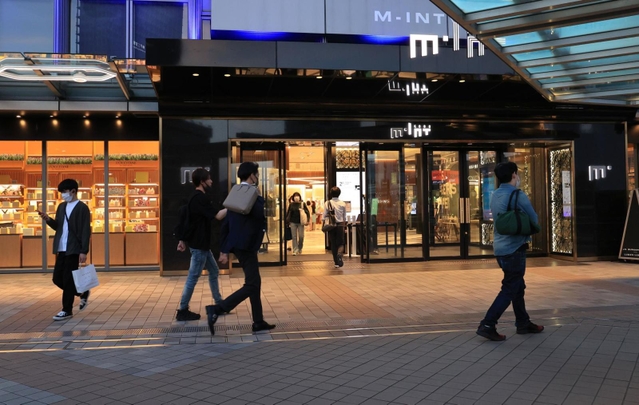 午後７時をすぎても多くのテナントが営業する神戸・三宮の大型商業施設。仕事帰りの人らが来店した＝１日夜、神戸市中央区雲井通７、ミント神戸（撮影・小林良多）