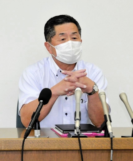２万円商品券の交付案について説明する丹波市の林時彦市長＝丹波市役所
