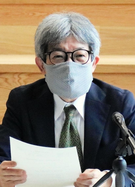 初めての定例会見に臨む平田オリザ学長＝豊岡市山王町