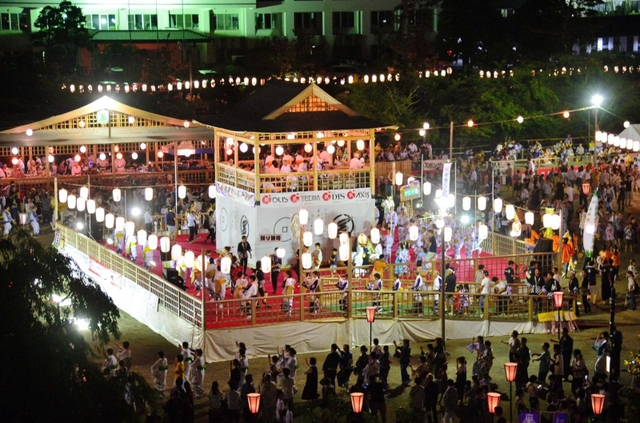 ２０１８年のデカンショ総踊りの様子＝丹波篠山市北新町、篠山城跡三の丸広場