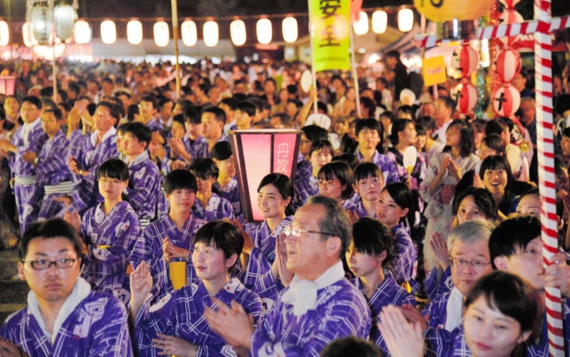 ２０１８年のデカンショ総踊りの様子＝丹波篠山市北新町、篠山城跡三の丸広場