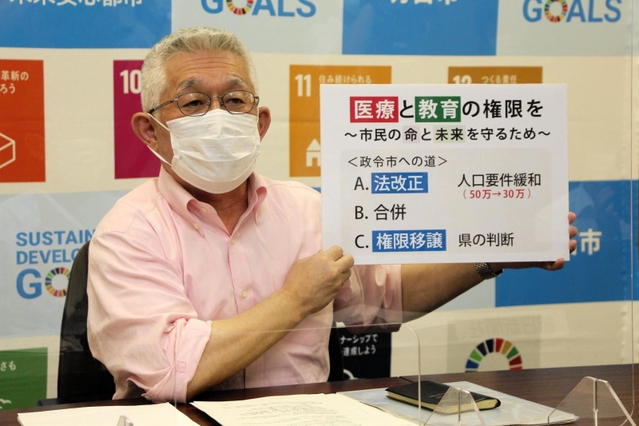 権限移譲の実現に向けて兵庫県知事選の立候補予定者に公開質問状を送ったことを明らかにする明石市の泉房穂市長＝明石市役所