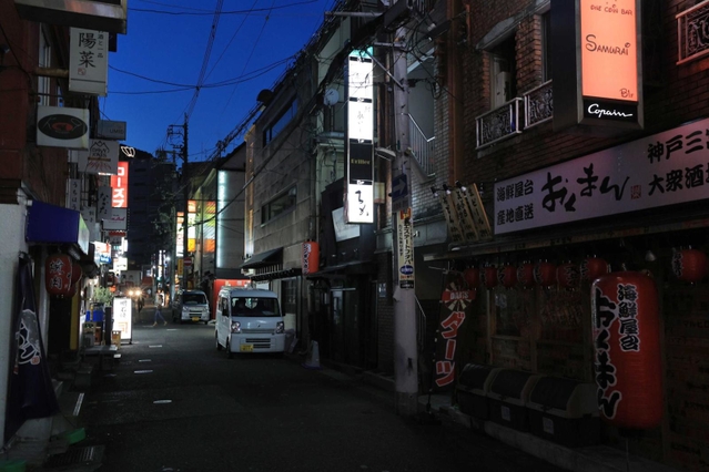 飲食店への休業や時短要請で、閑散とする繁華街＝５月末、神戸市中央区（撮影・吉田敦史）