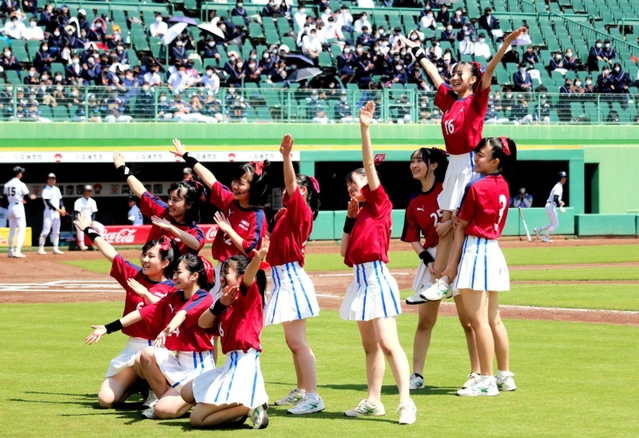 両校ダンス部のパフォーマンスも「第１回交流戦」を盛り上げた＝神戸市須磨区、ほっともっとフィールド神戸