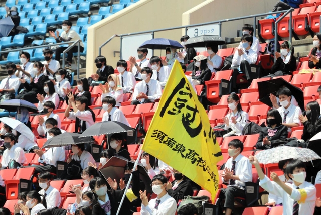 サッカー部の白熱した戦いに拍手を送る須磨東高の生徒たち＝神戸市須磨区、ユニバー記念競技場