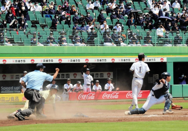 「第１回交流戦」で白熱した戦いを繰り広げる須磨東高と須磨友が丘高のナインら＝神戸市須磨区、ほっともっとフィールド神戸