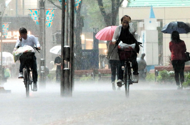 近年は突然のゲリラ豪雨による水害も増えている＝２０１９年６月、神戸市中央区