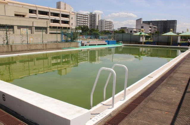 今年も使わないことが決まった学校のプール。消防用水としての利用やプール底面の保護のため水はためたままだ＝神戸市中央区港島中町３、義務教育学校港島学園