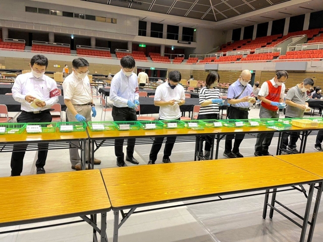 全候補者の残票を数え直す尼崎市職員ら＝尼崎市西長洲町１