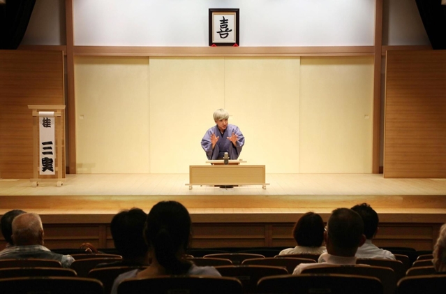 高座から４４日ぶりの昼席再開を喜ぶ桂三実さん＝神戸市兵庫区新開地２、神戸新開地・喜楽館（撮影・（撮影・三津山朋彦）