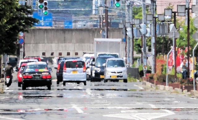 路面がぬれたように見える「逃げ水」が見られた＝７日午後、豊岡市加広町