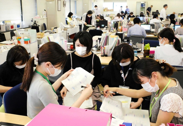 神戸市内各地で同時多発するクラスターへの対応を話し合う保健師たち。連日激務が続き、広報に向けた事務作業が追いつかなくなっている＝５月、神戸市役所（資料写真、画像の一部を加工しています）