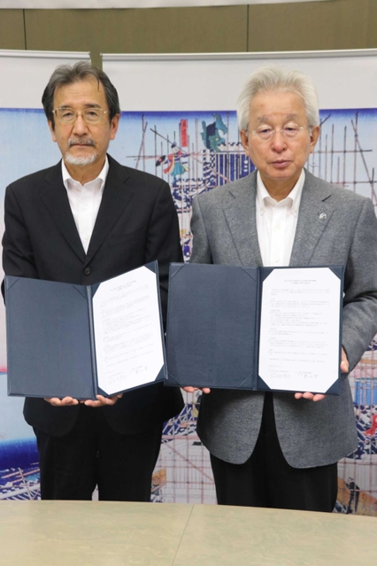 協定を交わした兵庫県立歴史博物館の藪田貫館長（左）と兵庫教育大学の加治佐哲也学長＝県立歴史博物館