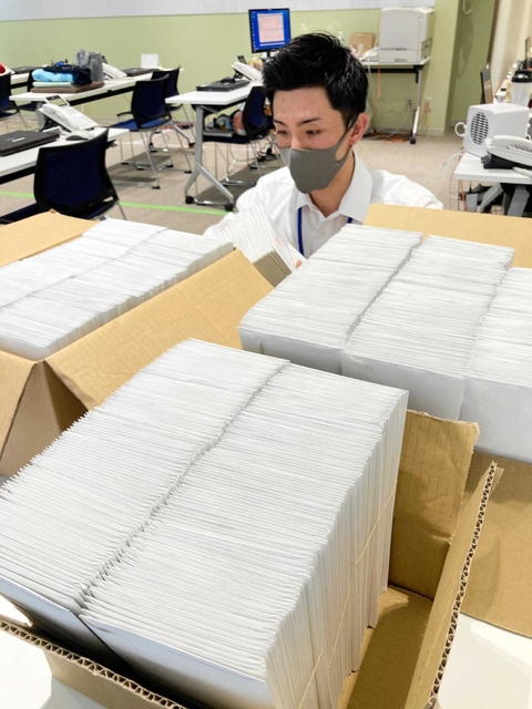６０～６４歳対象のワクチン接種券を準備する小野市職員。９日に発送した＝８日午後、小野市中島町（撮影・杉山雅崇）