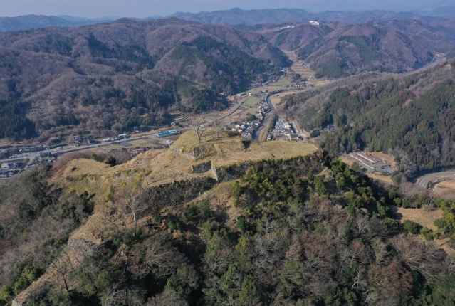 上空から見下ろした利神城跡＝２０２０年１２月、兵庫県佐用町平福（小型無人機で撮影）