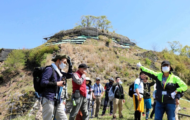「山城イレブン」の一つ、利神城跡で開かれたガイドツアー＝今年４月、兵庫県佐用町平福