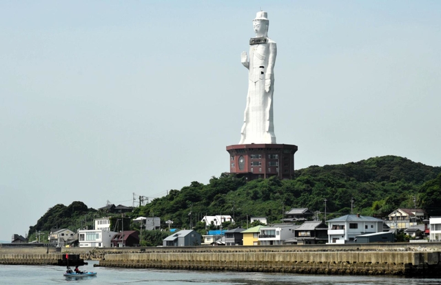 撤去工事が間近に迫った世界平和大観音像＝淡路市釜口