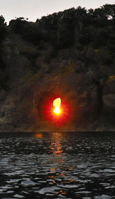 「旭洞門」から差し込む朝日＝１１日早朝、兵庫県新温泉町三尾