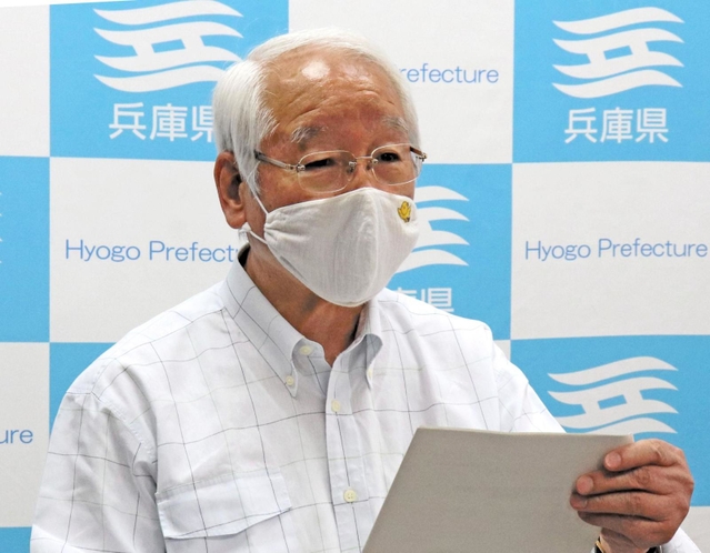 関西広域連合の会合後にワクチン接種の進め方について説明する井戸敏三兵庫県知事＝11日午後、兵庫県庁（撮影・佐藤健介）