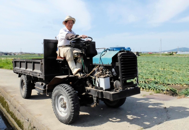 前田幸男さんが最初に購入した前田鉄工所の農民車。現役は退いたが、今も運転可能だ＝南あわじ市志知中島