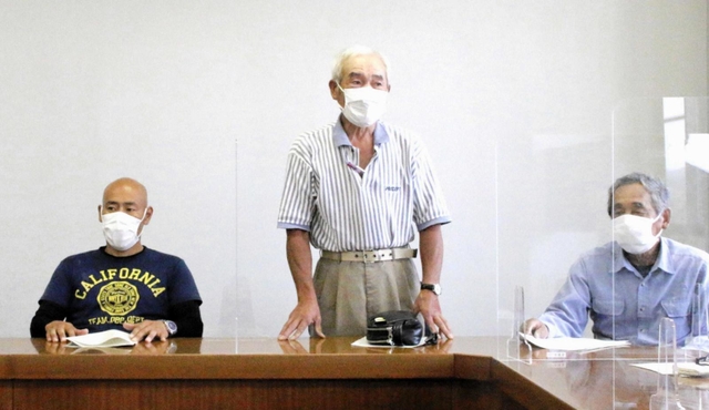 記者会見する桑原自治会の関係者や住民ら＝丹波篠山市役所