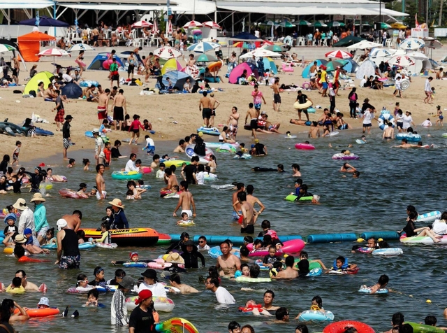 大勢の海水浴客でにぎわう須磨海岸＝２０１９年８月、神戸市須磨区