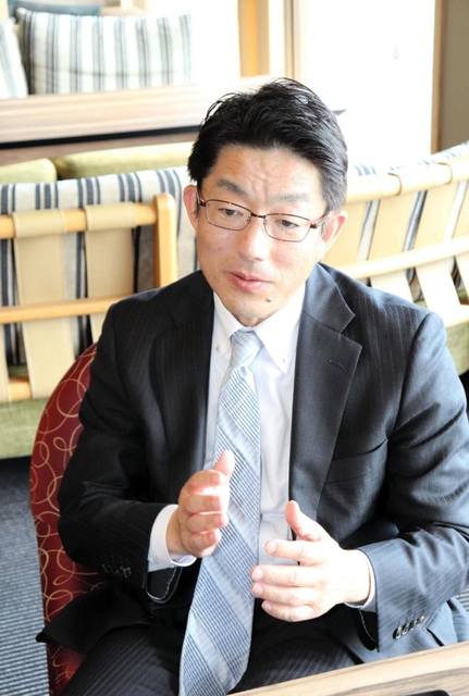 インタビューに答えるホテルニューアワジの木下学社長＝洲本市小路谷
