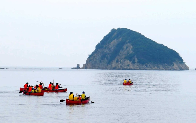 ２０１９年のオフラインキャンプでカヌーを楽しむ参加者（兵庫県青少年本部提供）
